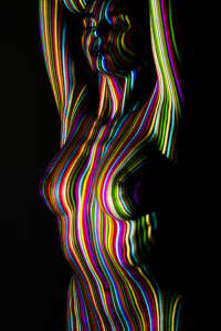 ragazza con colore sul corpo