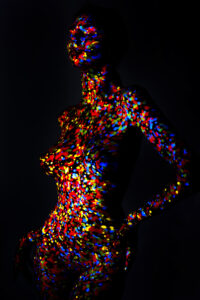 ragazza con colore sul corpo