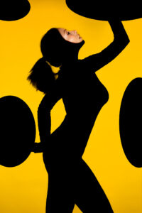 ragazza di profilo in controluce