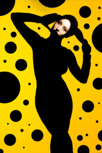 ragazza di profilo in controluce